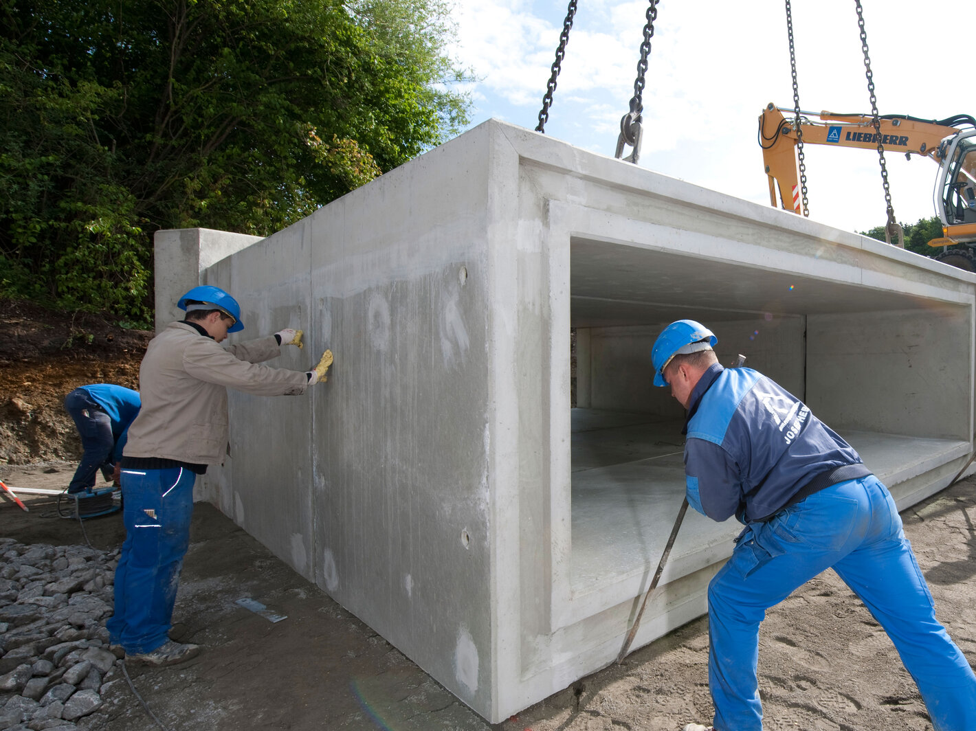 Hebel Mitarbeiter bei Arbeit an rundem Kanalsegment